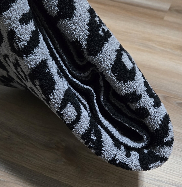 Barefoot Dreams Cozy Chic Barefoot in the Wild Leopard Blanket Throw - Picture 3 of 7